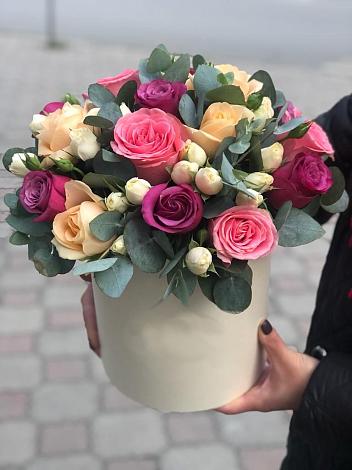 Цветочная композиция из Розы в шляпной коробке в Редкино